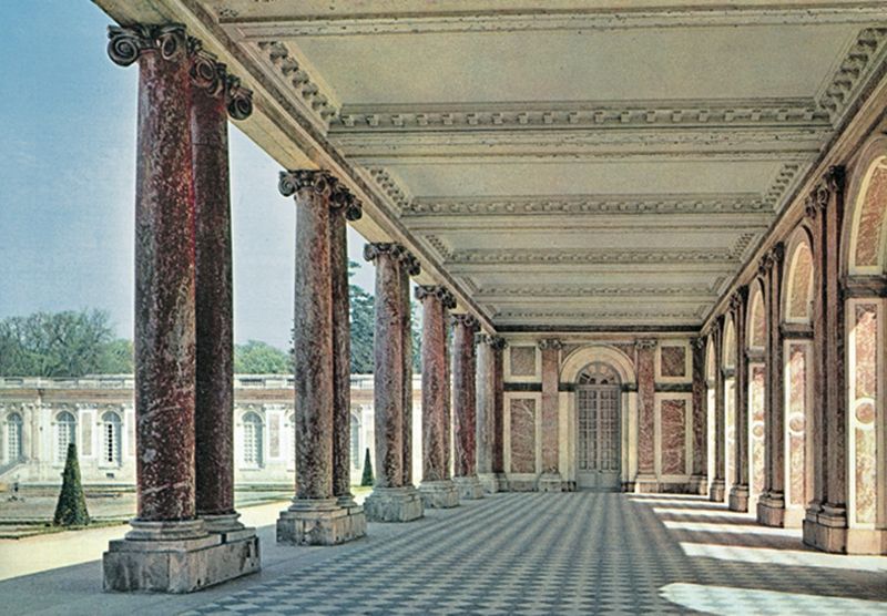 Классицизм античность. Дворец большой Трианон. Большой Трианон в Версале. Перистиль дворца большой Трианон в Версале. Перистиль в древнем Риме.