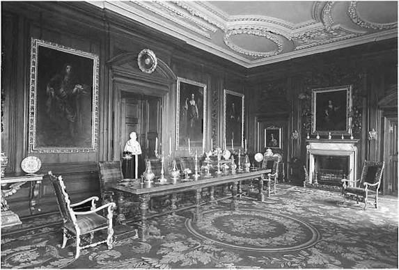 Обитое шелком кресло из дворца Хэмптон-Корт