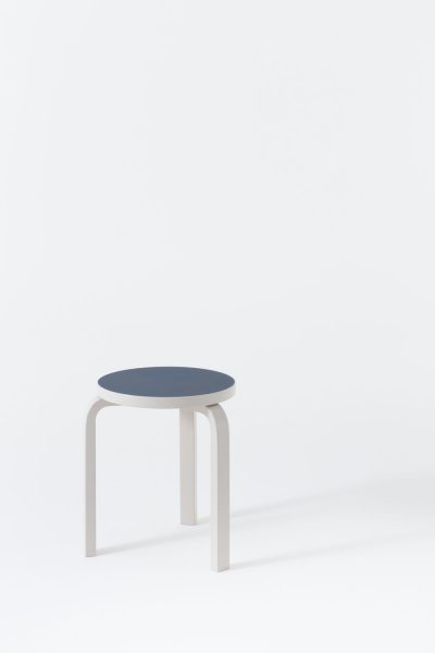 Лакированный стул из камня (модель “Stool 60”). Гнутые ножки сделаны из ламинированного твердого дерева. Запатентован в 1933 г. Типичный элемент мебельного дизайна Алвара Ааалто.