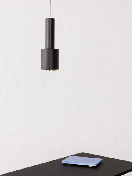 Подвесной светильник (модель «Ручная граната»), черный металлик. Модель создана в 1952 г. для офиса Финской ассоциации инженеров.
