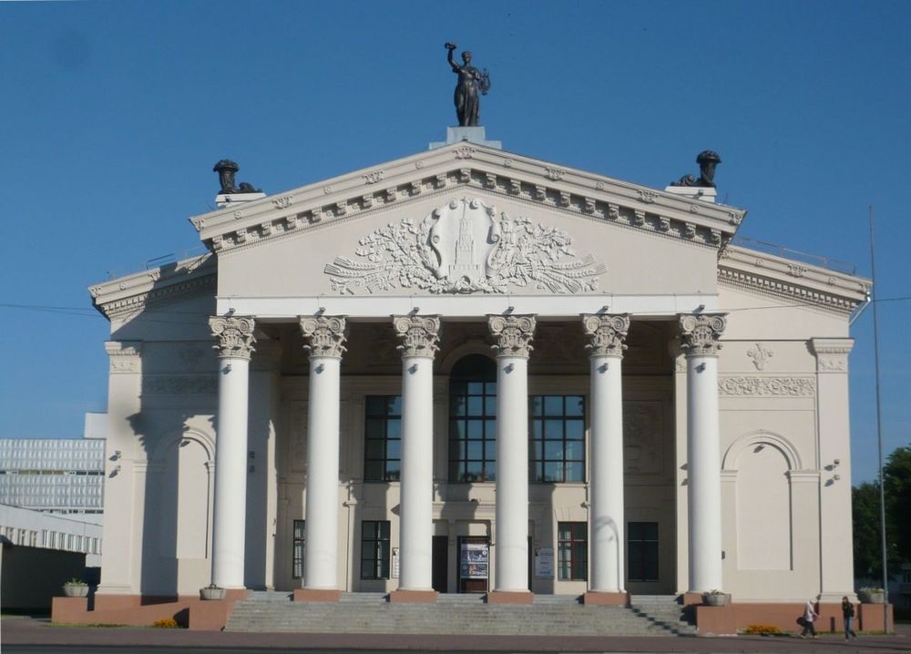 здание областного драматического театра в Витебске